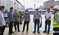 龚登会到凤凰广场检查指导爱卫创卫工作
