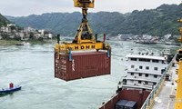 水富港集装箱首次实现“公、水、铁”无缝对接