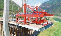 重达266.3吨！国内在建最大跨度独塔斜拉桥首个钢梁标准节段成功架设