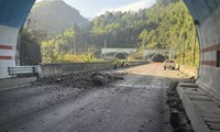 暴雨突袭致山体落石！S12串新高速公路杨家山隧道出口紧急抢险